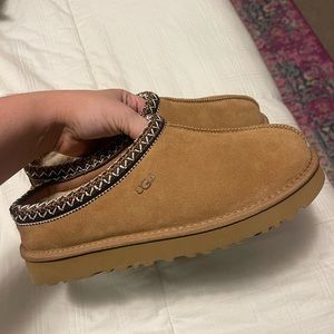 BRAND NEW still with tags and dust bag- Ugg Tasman slippers (DH gate)